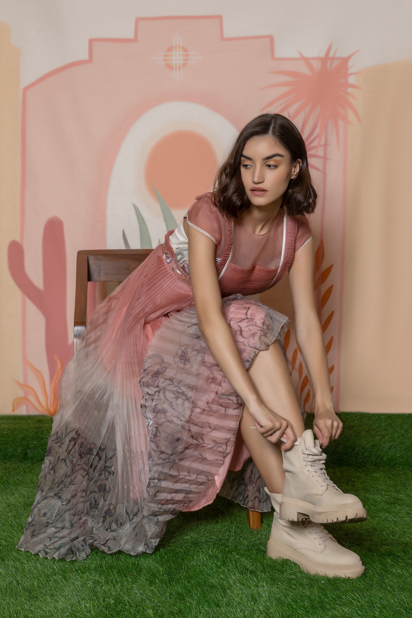Pink organza print-pleated gown. image 2
