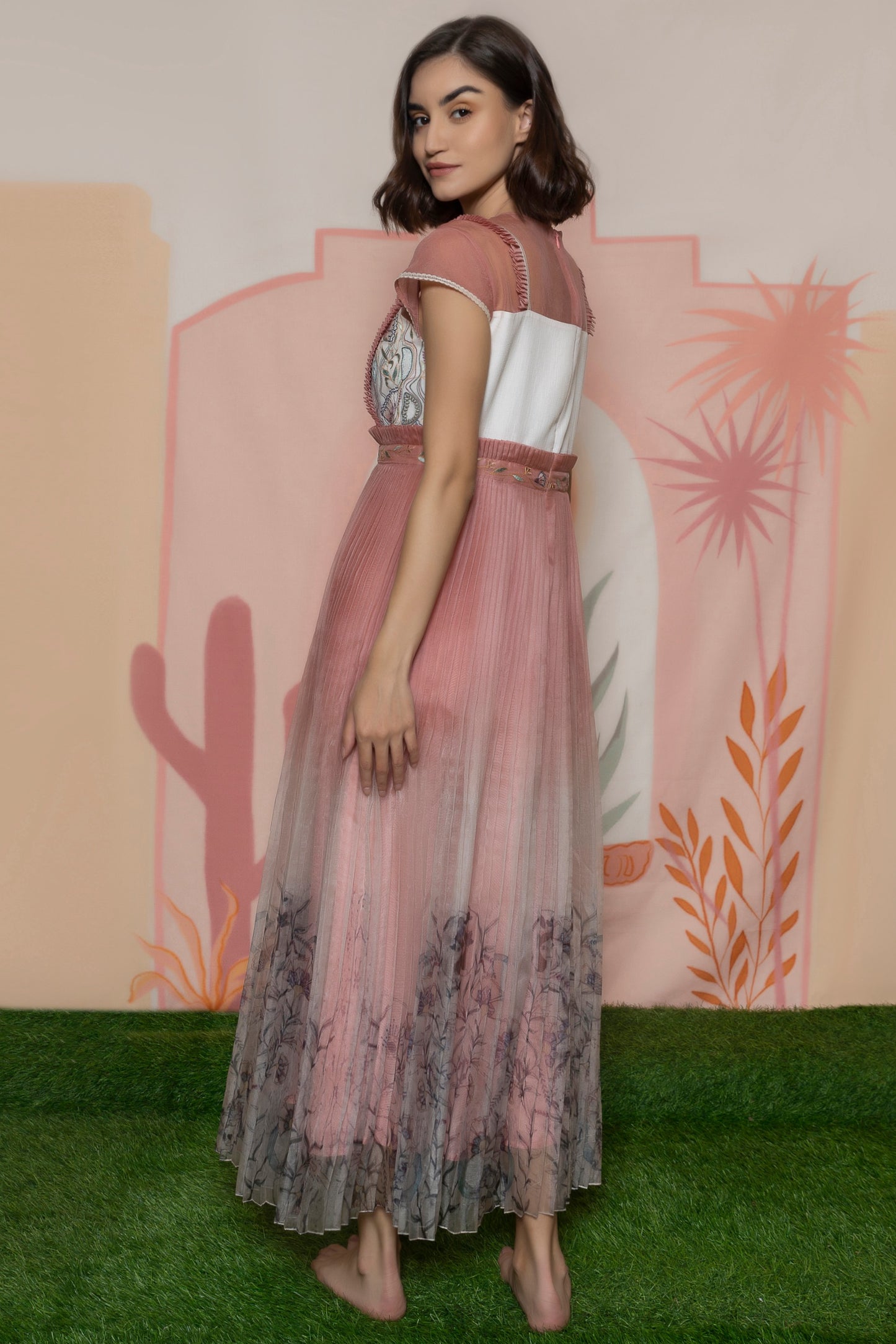 Pink organza print-pleated gown. image 4