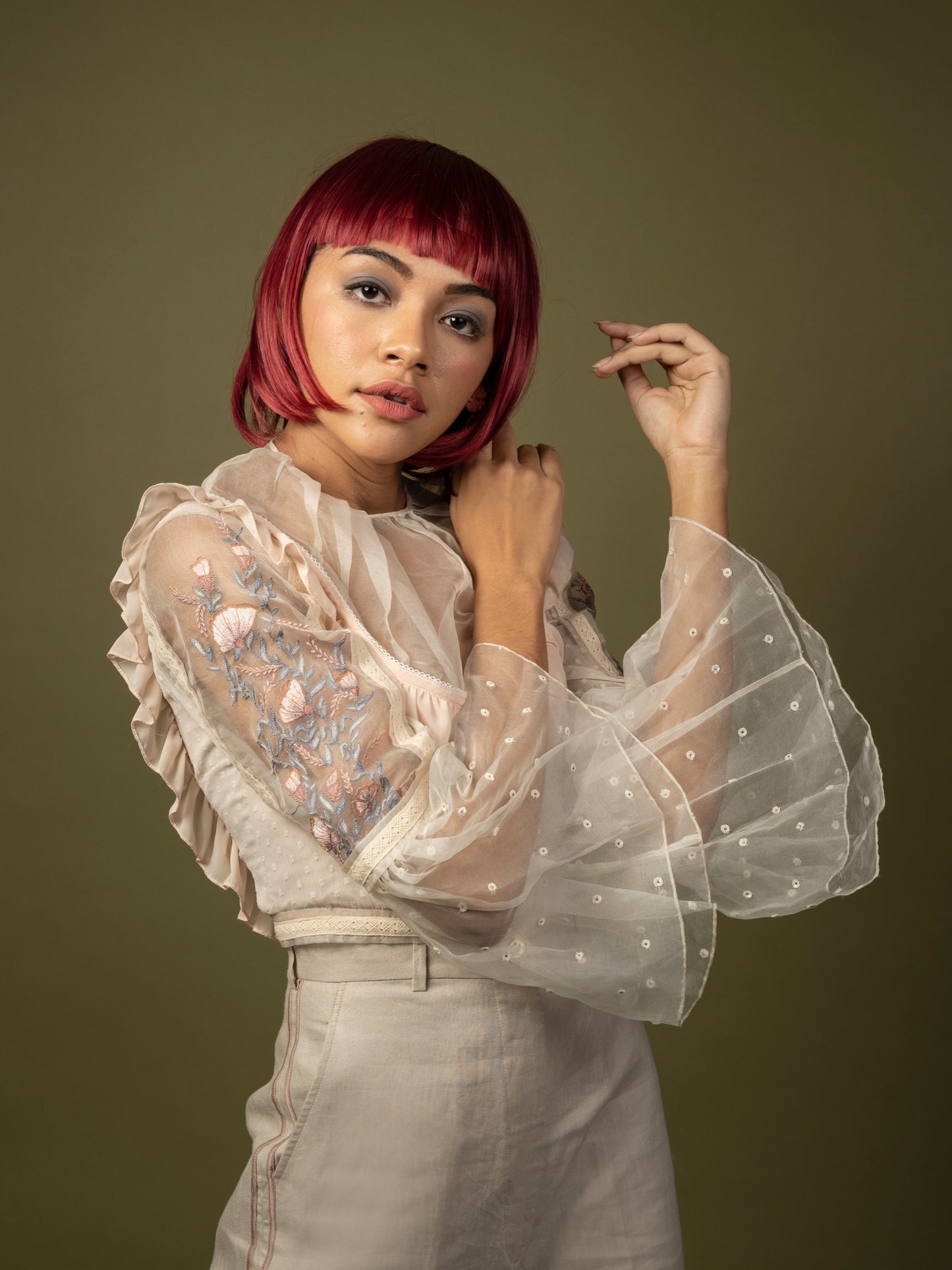 Crop top with linen pants. image 0
