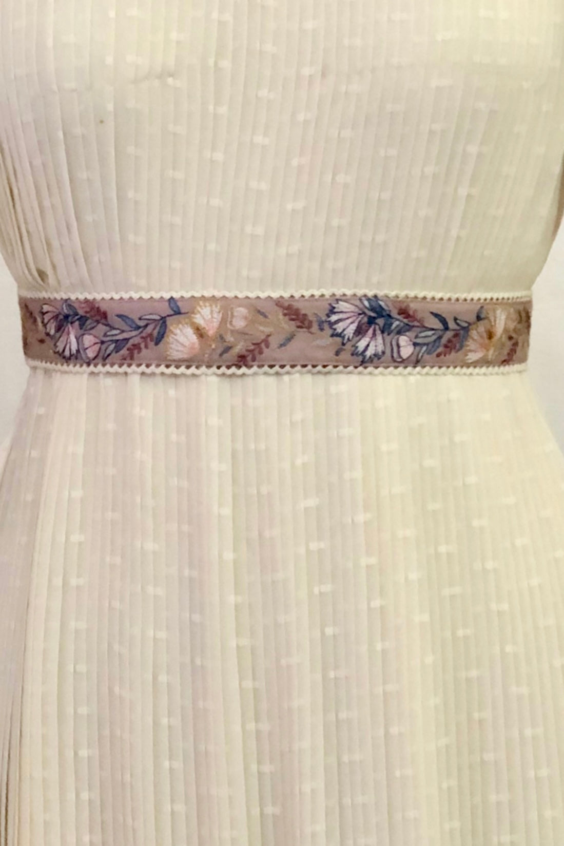 Green floral embroidered belt. image 4
