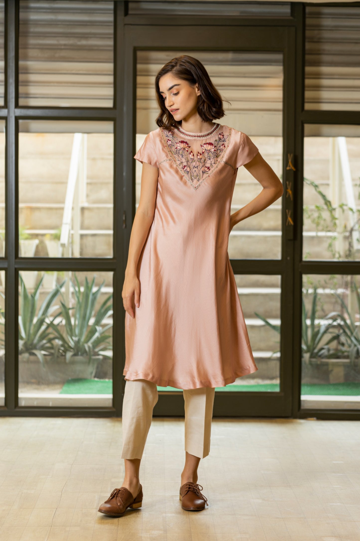 A bright rose gold embroidered tunic with linen pants. image 4