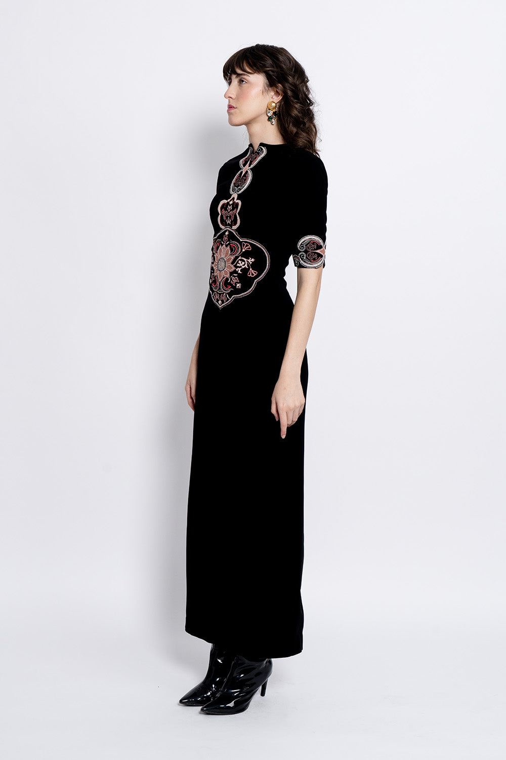 Svara - black gown