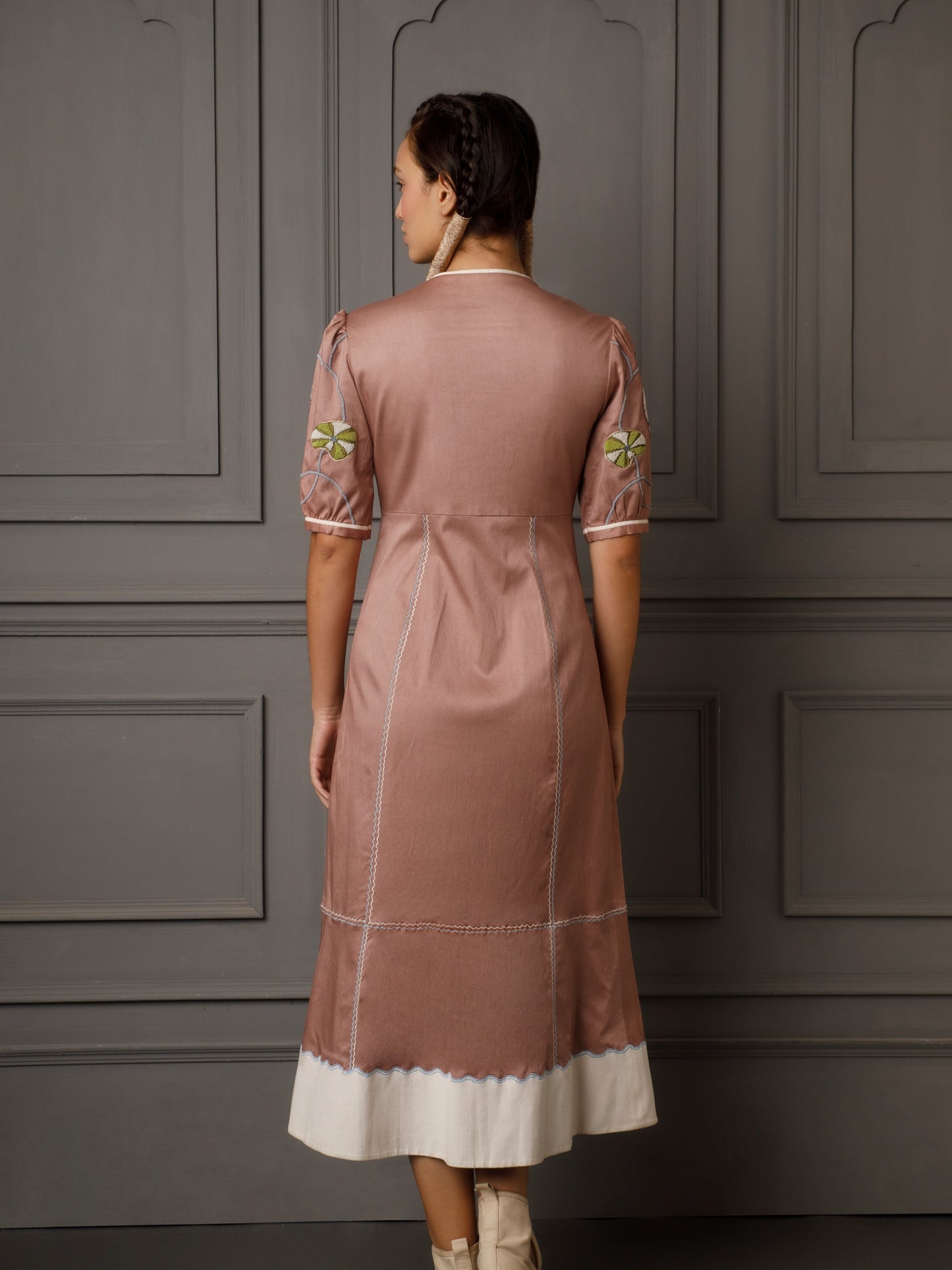 Front embroidered cotton satin dress. image 3