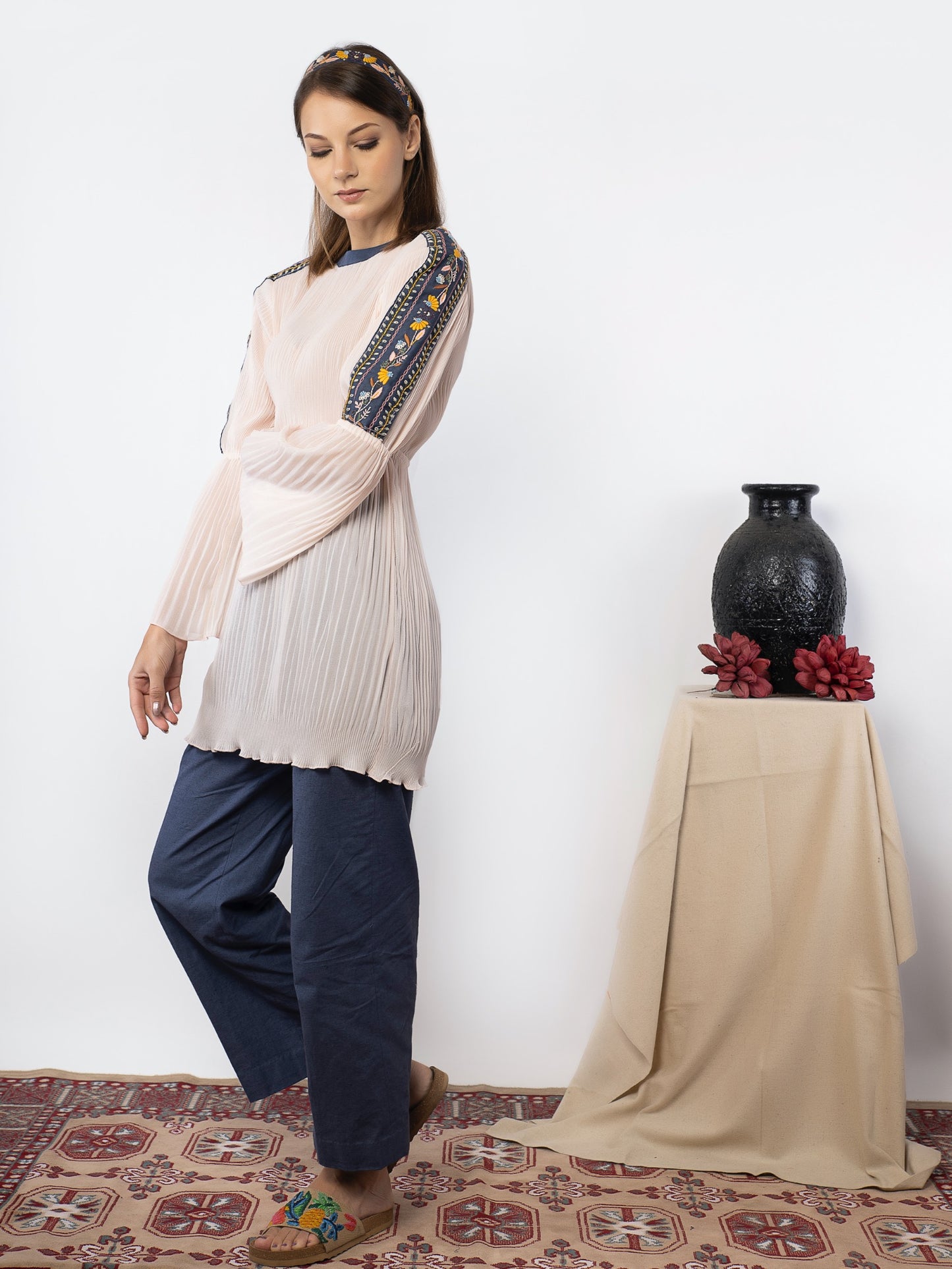 Embroidered pleated tunic with pants image 0