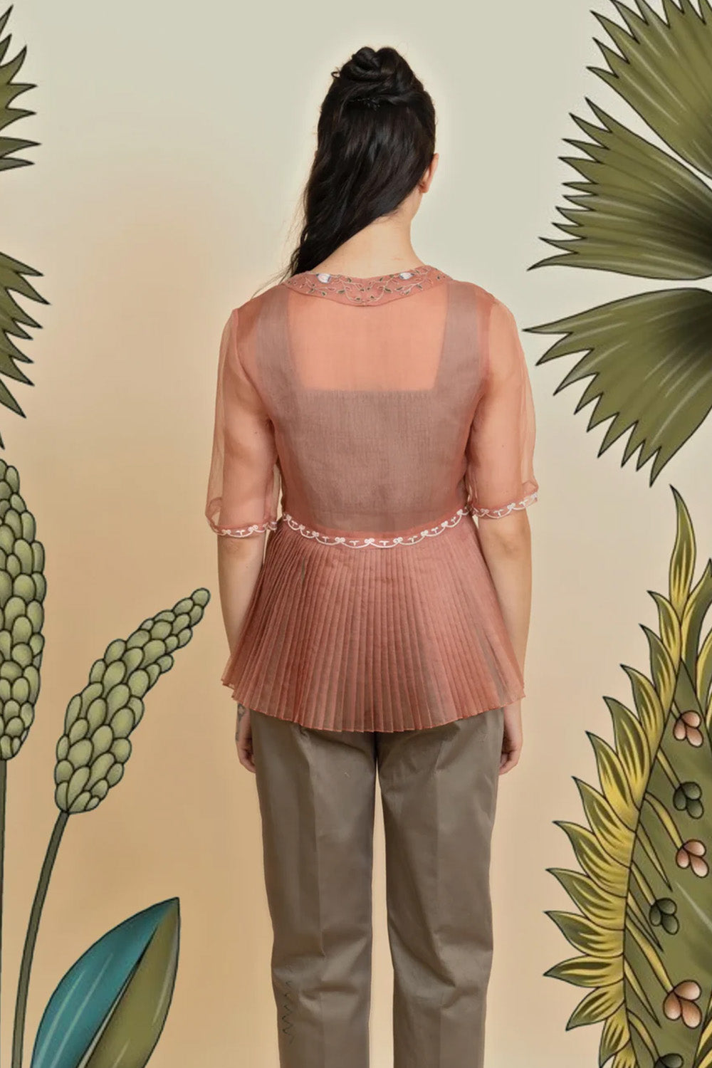 Embroidered organza blazer with pants. (Cinnamon)