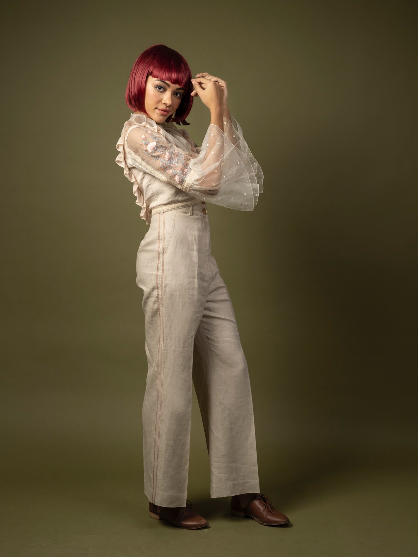 Crop top with linen pants. image 3