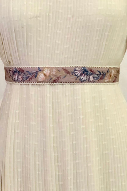 White detailed floral embroidered belt. image 2