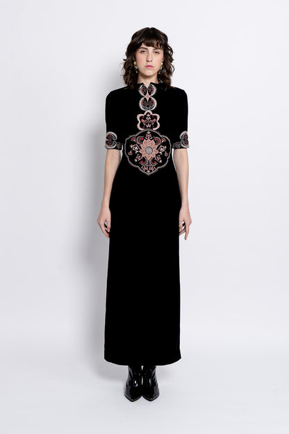 Svara - black gown