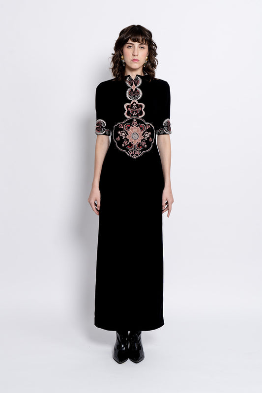 Svara - black gown