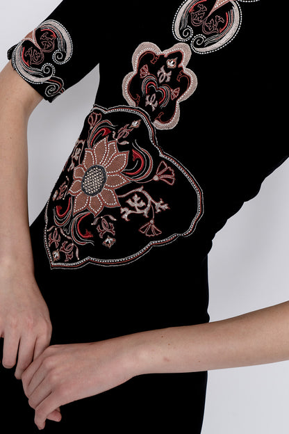 Svara - black gown