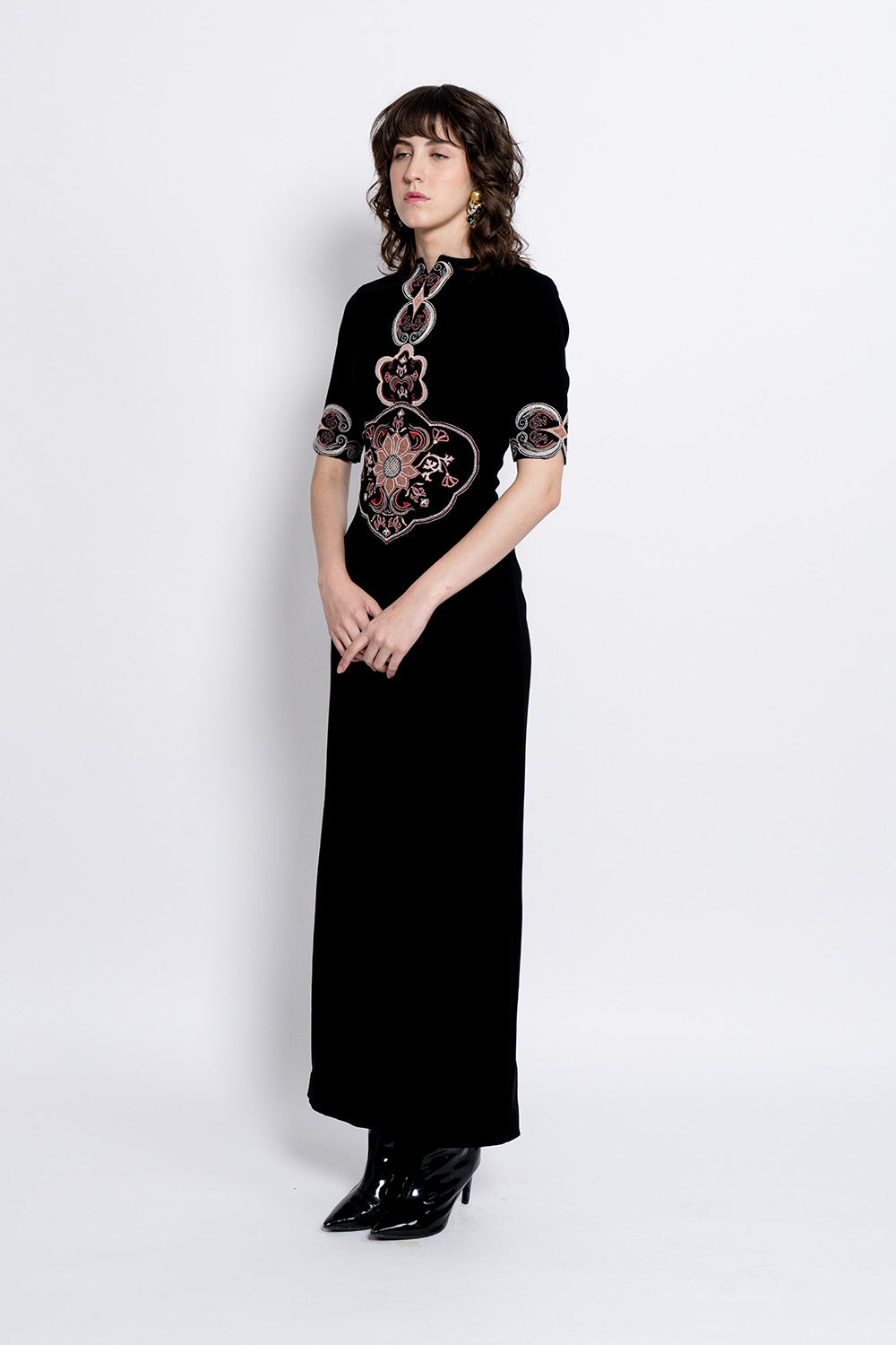 Svara - black gown