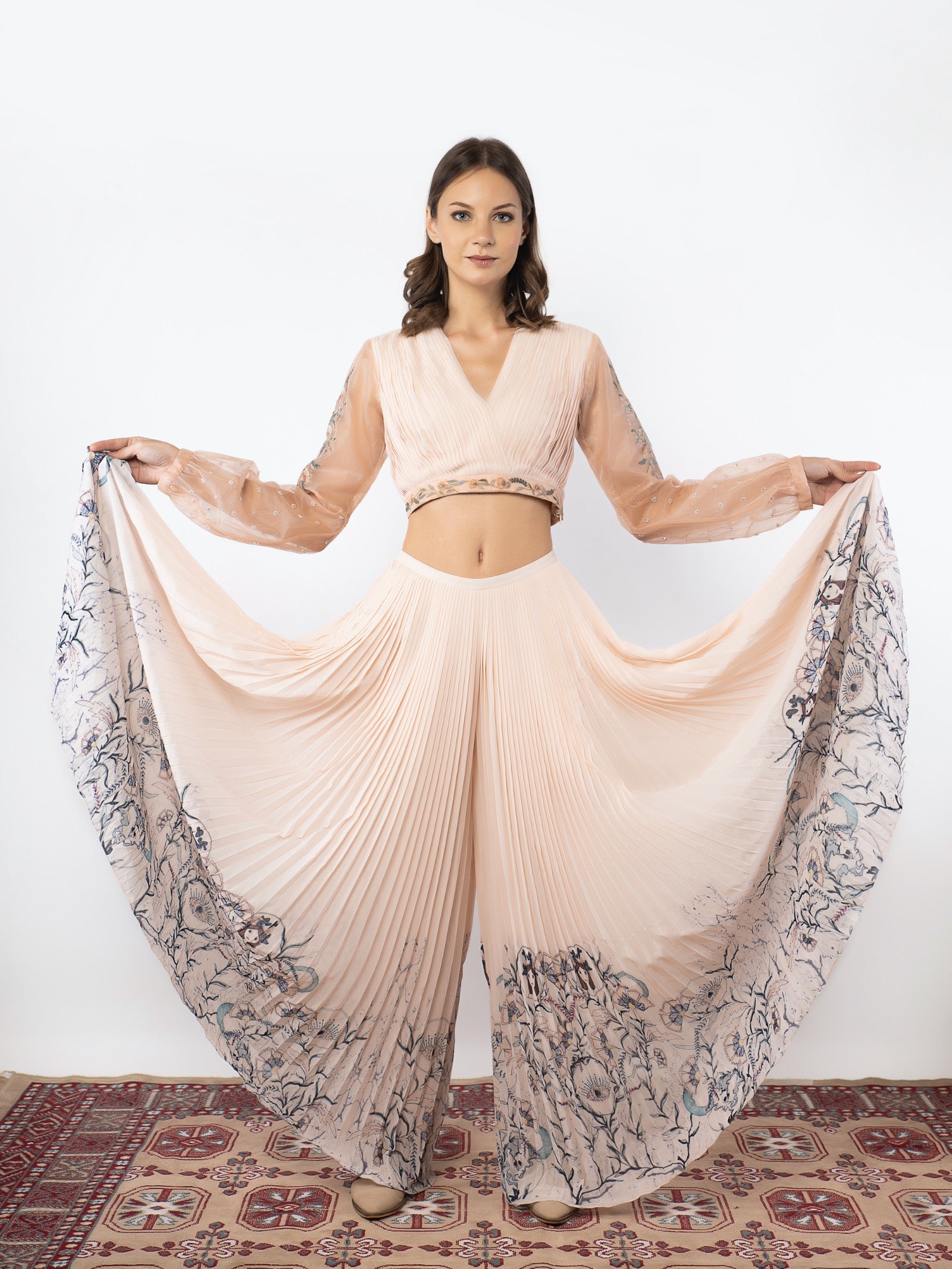 Pleated pink crop top with pleated pants. image 4