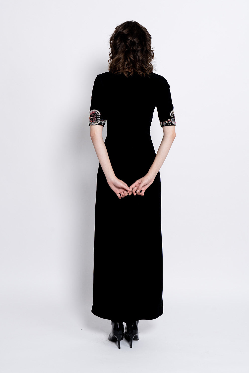 Svara - black gown