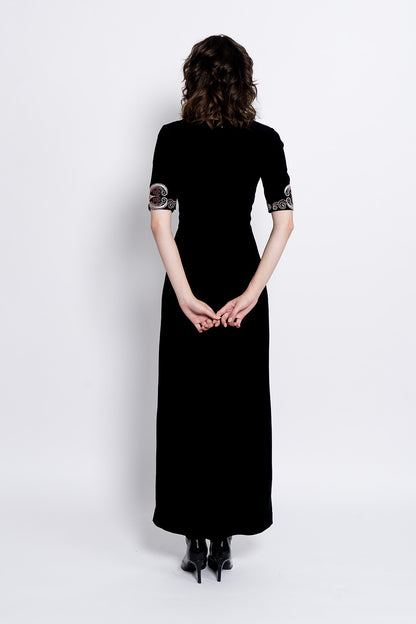 Svara - black gown