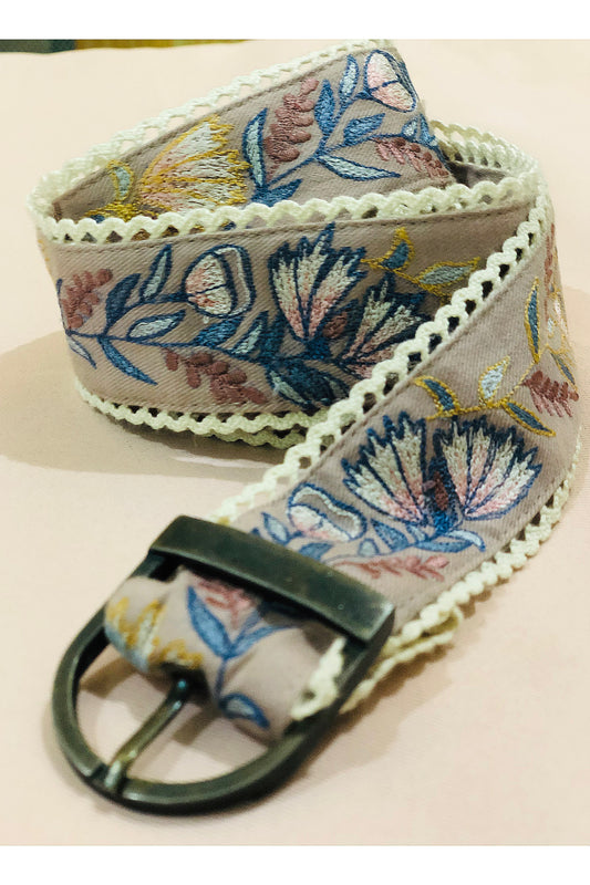 White detailed floral embroidered belt. image 0