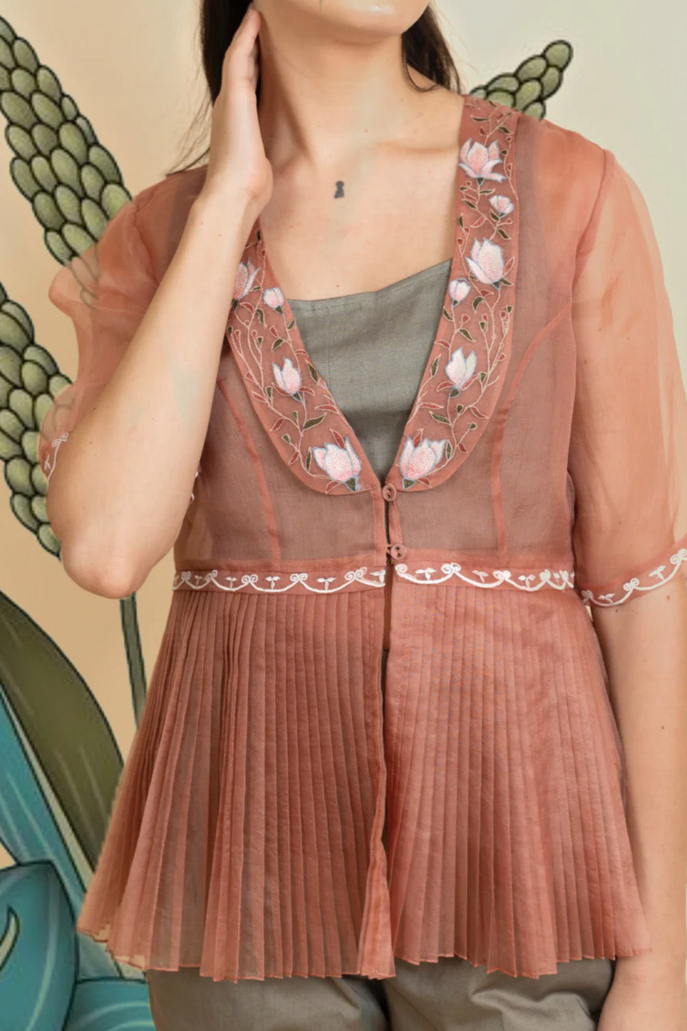 Embroidered organza blazer with pants. (Cinnamon)