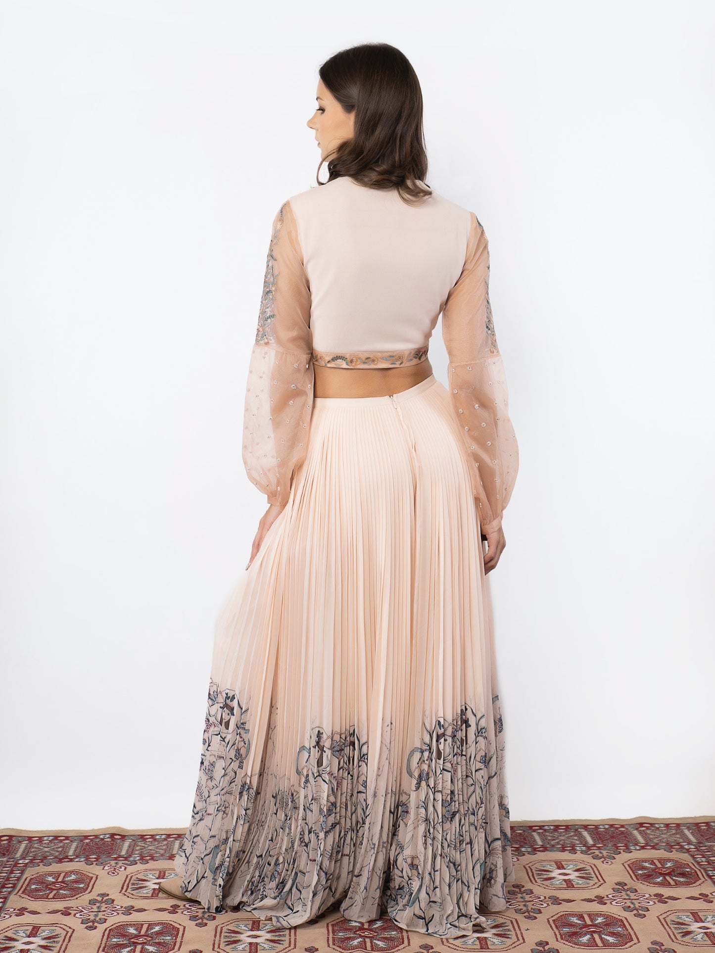 Pleated pink crop top with pleated pants. image 3