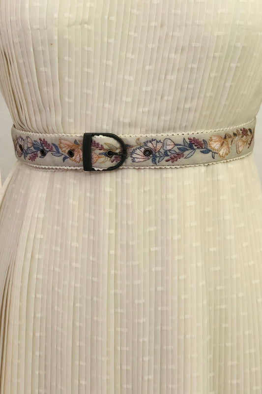 Green floral embroidered belt. image 1