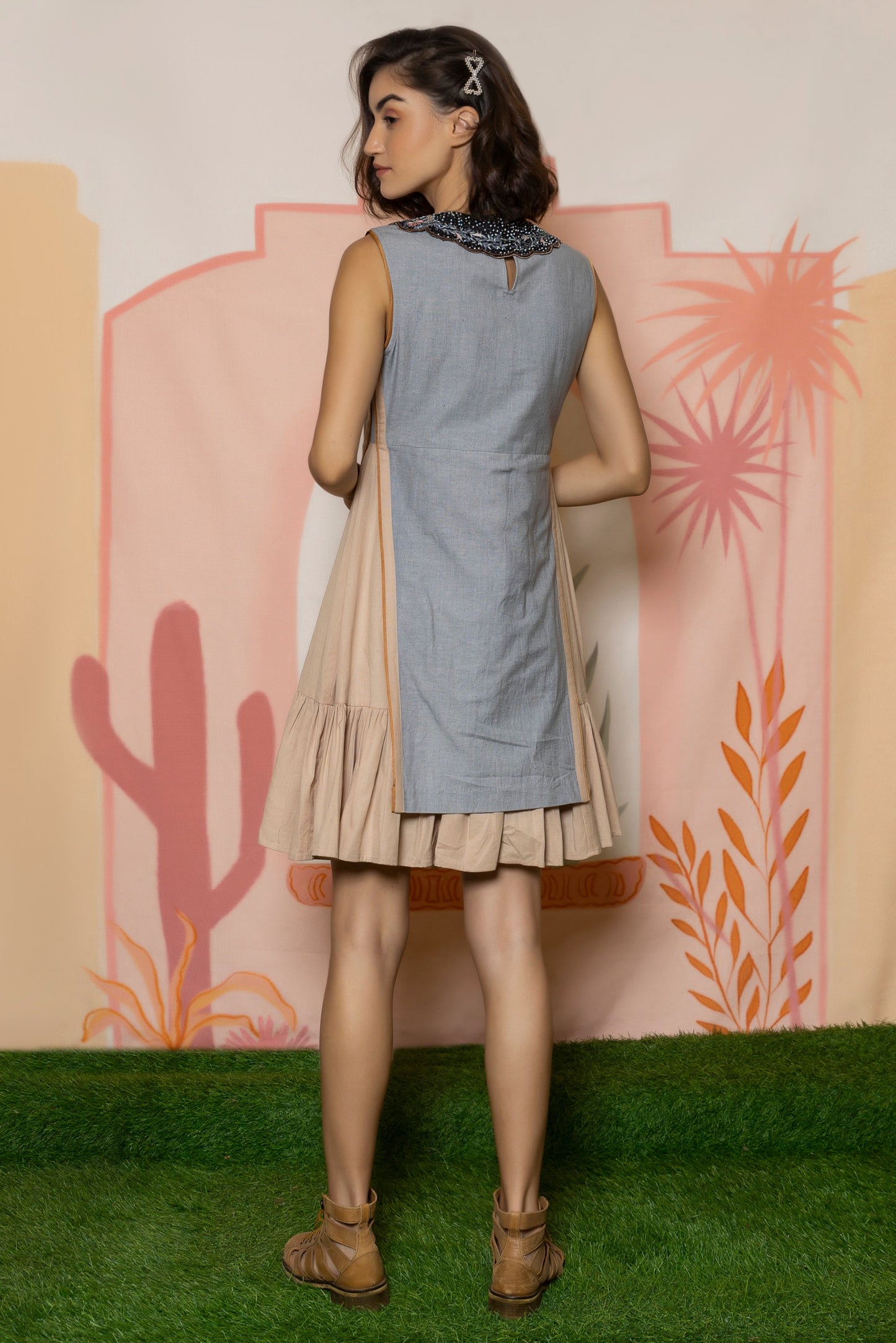 Colour block linen dress with detachable collar. image 3