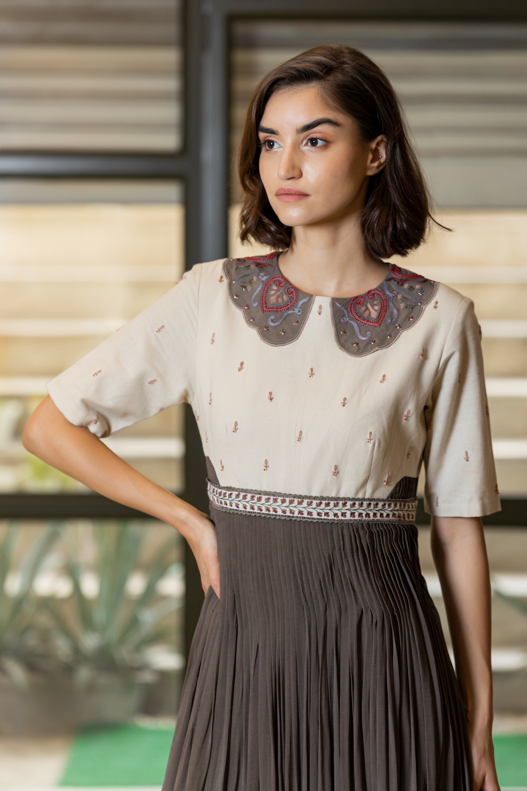 Linen embroidered and georgette pleated collar gown. image 3